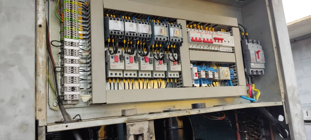 تعویض کمپرسور و تابلو برق هواساز کارخانه نوآوری آزادی