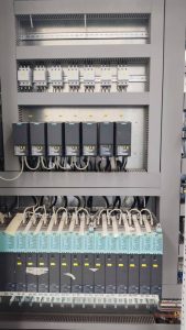 نصب تابلو برق در خط تولید یخچال