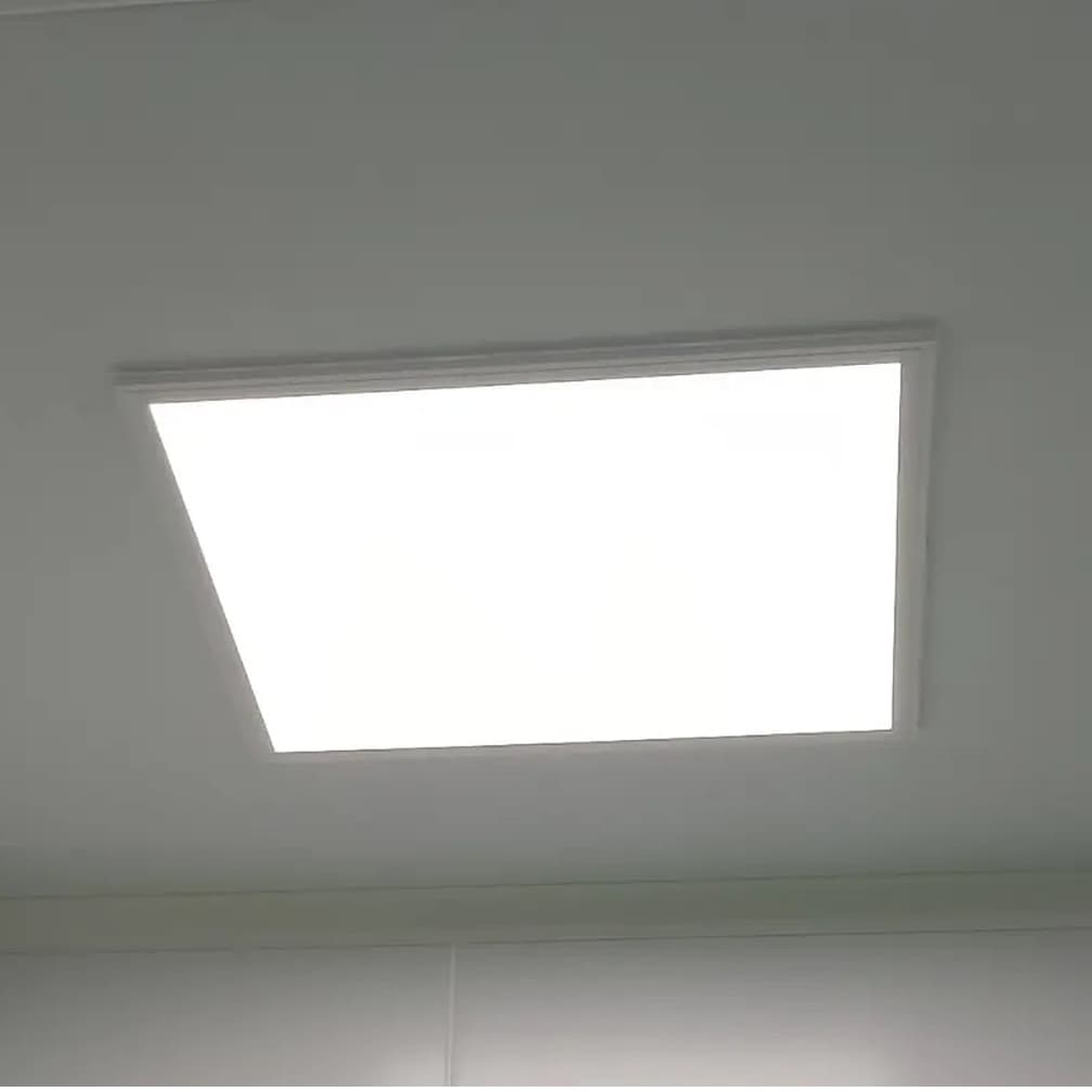 چراغ کلین روم مگنتی: راهکاری نوین برای روشنایی اتاق‌های تمیز بدون آسیب به ساختار